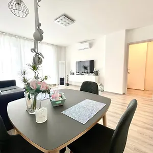 apartment-on-the-edge-of-downtown-free-parking.inbudapesthotels.com/